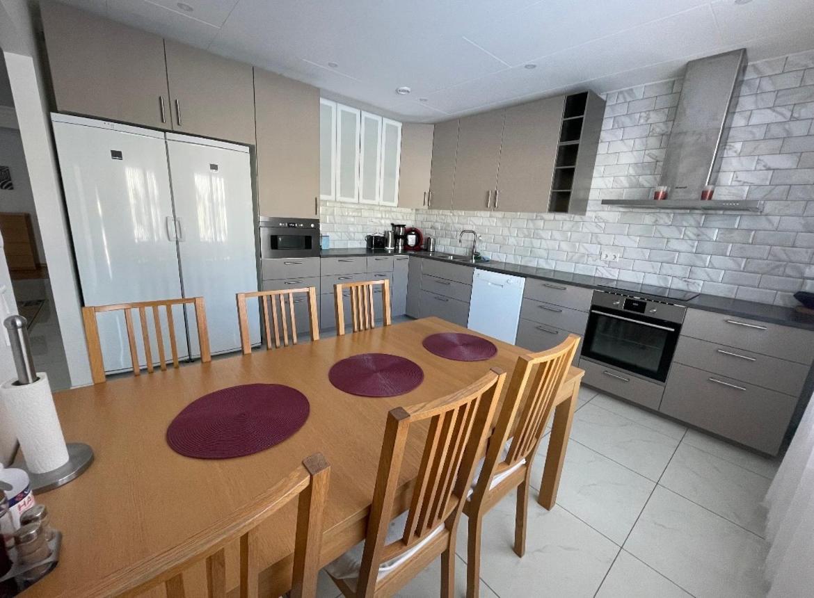 Beautiful Terraced House With Private Parking Vila Sandviken Exterior foto