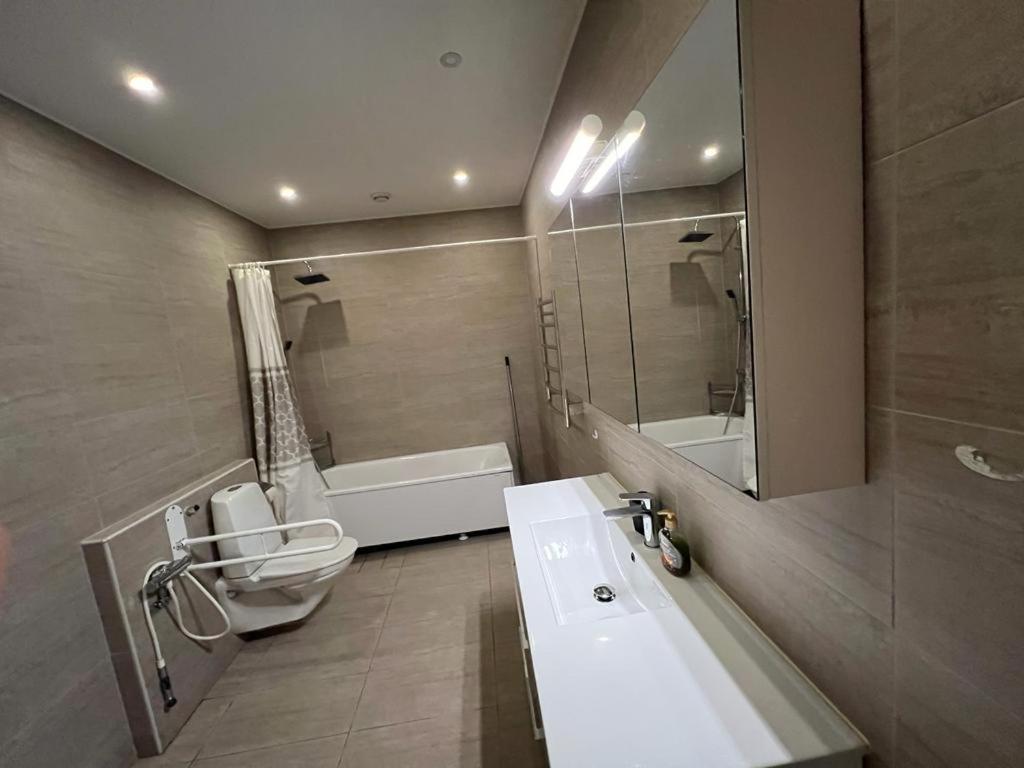 Beautiful Terraced House With Private Parking Vila Sandviken Exterior foto